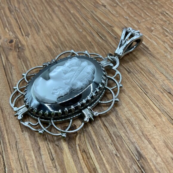 Whiting & Davis Vintage Hematite White Cameo Silver Tone Setting Pendant - Picture 3 of 5